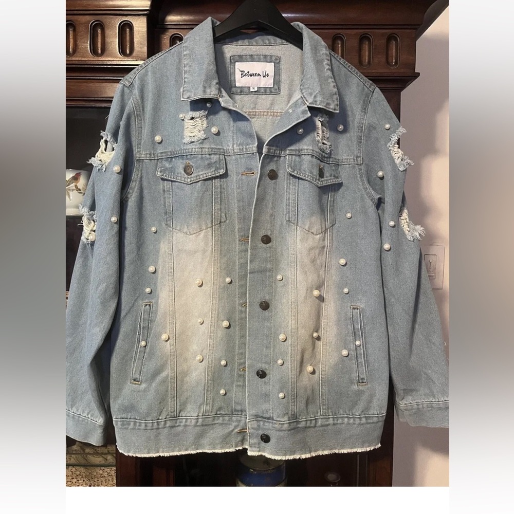 DENIM LOOSE FIT JACKET EMBROIDERED WITH PEARLS BY “BETWEEN US” NEW WITH TAGS